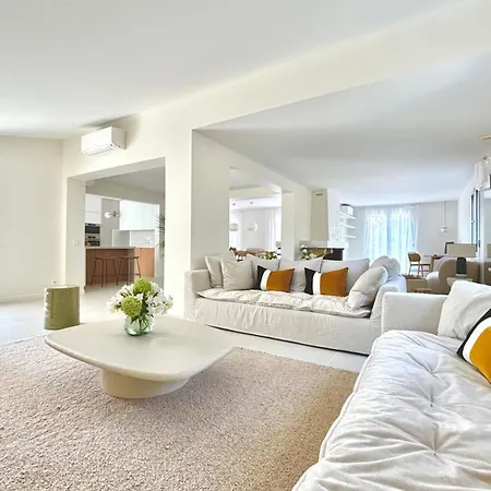 Vakantiehuis Luxurious With Swimming Pool *
