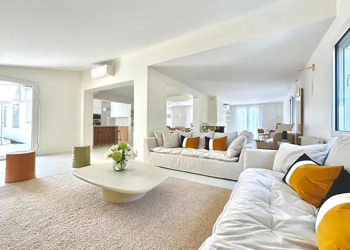 Vakantiehuis Luxurious With Swimming Pool *